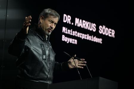 Immer häufiger wechselt Markus Söder für seine Termine die Garderobe passend zum Thema. (Archivbild)