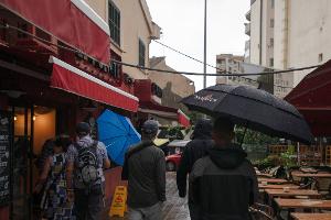 Auch Touristen bekamen das schlechte Wetter zu spüren.