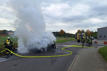 Löscharbeiten am brennenden PKW