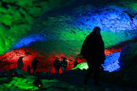 Mystische Lichterwelten verzaubern die Besucher in der Barbarossahöhle.