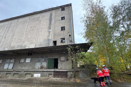 Auch leerstehende Gebäude werden abgesucht.