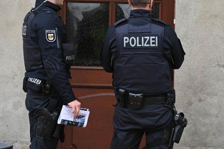 Dabei gehen Einsatzkräfte auch von Haustür zu Haustür.