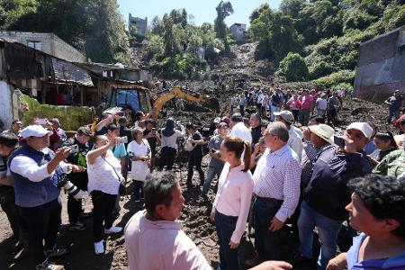 Präsidentin Sheinbaum besuchte eine betroffene Gemeinde im zentralen Bundesstaat Puebla. Präsidentin Sheinbaum besuchte eine betroffene Gemeinde im zentralen Bundesstaat Puebla.