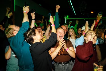 Unterstützerinnen und Unterstützer jubeln in dem Lokal in dem die Wahlparty der Initiative "Hamburger Zukunftsentscheid" stattfindet. 