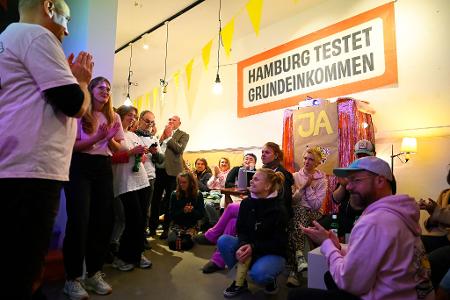 Der Volksentscheid für ein Grundeinkommen-Modellversuch ist gescheitert. Der Volksentscheid für ein Grundeinkommen-Modellversuch ist gescheitert.