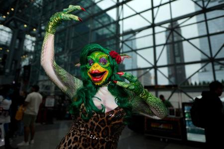 Ein als Gremlin verkleideter Besucher posiert während der New York Comic Con im Jacob K. Javits Convention Center.