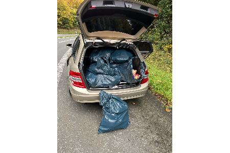 Die Polizei hat am Donnerstag zwei mutmaßliche Ladendiebe vorläufig festgenommen, dessen Fahrzeug komplett vollgestopft war mit Säcken voller Kaffee und Pistazien. Foto: Polizei MK