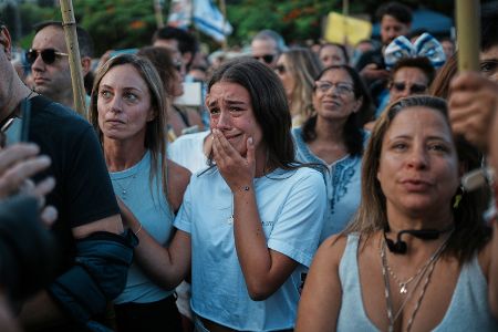 Frei kamen zunächst sieben Geiseln, darunter Alon Ohel, Matan Angrest, Guy Gilboa-Dalal, Eitan Mor, Gali und Ziv Berman sowie Omri Miran. Ohel sowie Gali und Ziv Berman sind Deutsch-Israelis. Eine zweite Übergabe fand am Vormittag statt.