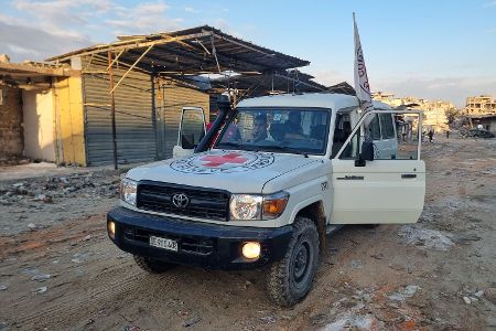 Im Militärlager Reim am Rande des Gazastreifens soll es ein erstes Wiedersehen mit Angehörigen, eine medizinische Untersuchung und die Möglichkeit zum Duschen und einem Kleiderwechsel geben. Danach sollen die Menschen in Krankenhäuser zur weiteren Behandlung geflogen werden.