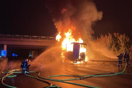 Brandbekämpfung an brennendem LKW Anhänger auf der Autobahn