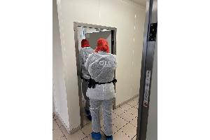 Um die Produktion der Fleischwaren nicht zu verunreinigen, führte der Zoll die Prüfungen in diesen Betrieben unter strengen Hygienemaßnahmen durch.