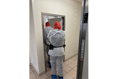 Um die Produktion der Fleischwaren nicht zu verunreinigen, führte der Zoll die Prüfungen in diesen Betrieben unter strengen Hygienemaßnahmen durch.