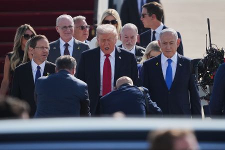 Am Freitag war im Rahmen eines von US-Präsident Donald Trump initiierten Friedensplans eine Waffenruhe im Gaza-Krieg in Kraft getreten. Israel soll im Gegenzug für die Übergabe der Geiseln rund 2.000 palästinensische Häftlinge freilassen. Darunter sind bis zu 250, die zu lebenslangen Haftstrafen verurteilt wurden.