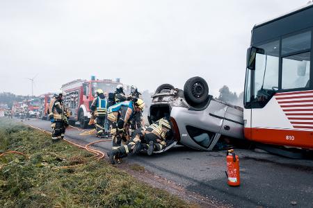 25 Verletzte nach Busunfall - Feuerwehr Hünxe übt den Ernstfall