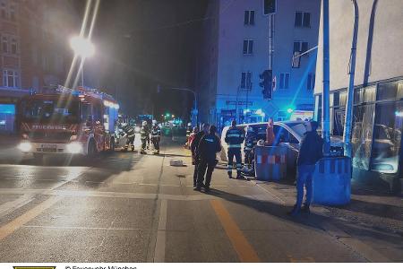 Verkehrsunfall zwischen Taxi und Polizeifahrzeug.
