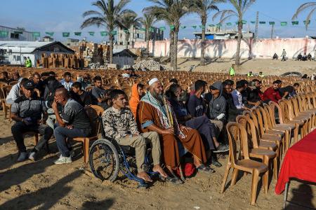 Palästinenser im Gazastreifen warten auf ihre freigelassenen Angehörigen.