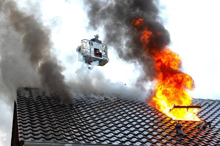 Bild Flammen aus Dachfenster
