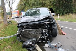 Die Front des Mercedes wurde durch die Kollision mit einem kreuzenden Opel stark beschädigt. 
Foto: Polizei-Minden Lübbecke