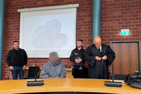 Dem angeklagten 50-Jährigen wird Mord aus niedrigen Beweggründen vorgeworfen. Dem angeklagten 50-Jährigen wird Mord aus niedrigen Beweggründen vorgeworfen.