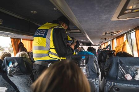 Die Bundespolizei hat bei Grenzkontrollen an der A93 zwei Afrikaner aufgefordert ihre Reisebusse zu verlassen, weil das Amtsgericht in Rosenheim Strafbefehle gegen die Männer erlassen hatte.