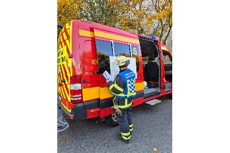 © Feuerwehr Dresden Der Organisatorische Leiter Rettungsdienst koordiniert die Patientenverteilung.
Dresden (ots)