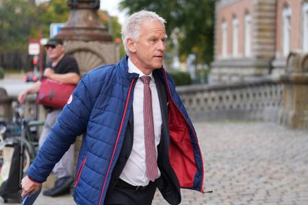 Der Hamburger Hafenchef Meier auf dem Weg ins Gericht.