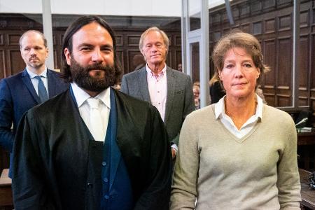 Die Angeklagte Block (rechts) steht vor Beginn des Verhandlungstags neben ihrem Anwalt im Gerichtssaal. 