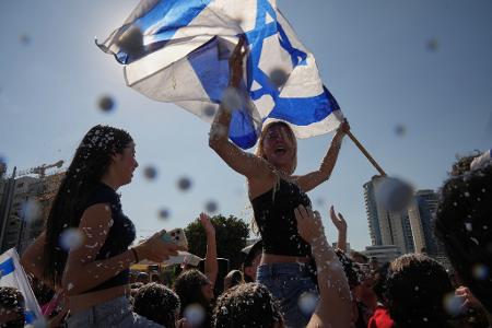Menschen in Israel feiern die Rückkehr der Geiseln.