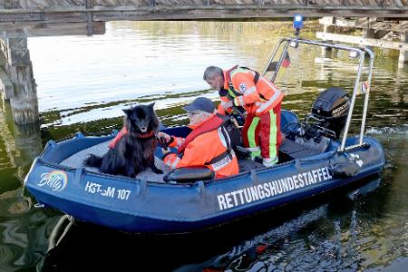 Spürhunde haben laut Polizei auf dem Inselsee am Stadtrand von Güstrow angeschlagen. Am Dienstagmorgen sollen Taucher in dem Bereich zum Einsatz kommen.