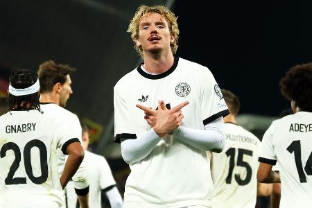 Fußball: WM-Qualifikation Europa, Nordirland - Deutschland, Gruppenphase, Gruppe A, 4. Spieltag, Windsor Park, Nick Woltemade (Deutschland) feiert seinen Treffer zum 0:1.