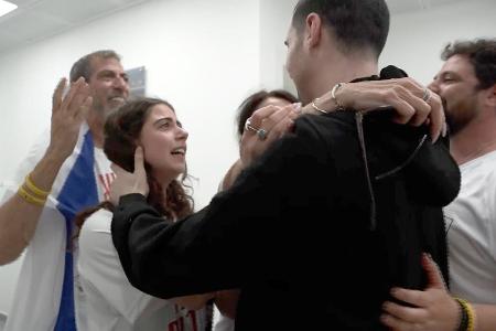 Videos der israelischen Armee zeigen emotionale Szenen nach der Rückkehr der Geiseln. 