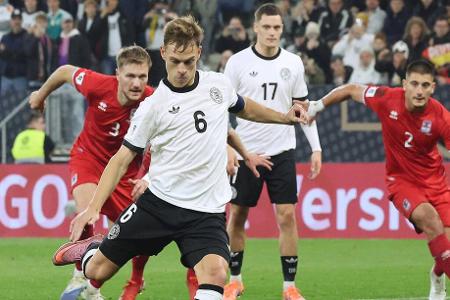 ABWEHR: Joshua Kimmich - Note: 3,0 - Lief erneut als Rechtsverteidiger auf und hielt diesmal tatsächlich eher die Breite. Hatte von dort nicht den üblichen Einfluss aufs Geschehen und leistete sich sogar ein paar ungewöhnliche Fehlpässe. Gab gerade in der hitzigen Phase aber keinen Zentimeter Rasen kampflos preis.