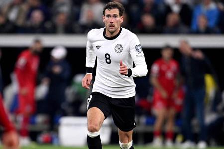 Leon Goretzka - Note: 4,5 - Rückte aus dem Zentrum oftmals weit mit nach vorne auf. Fand mit Ball am Fuß unter nordirischem Dauerdruck aber überhaupt nicht zu seinem Spiel. Brachte nicht einmal 70 Prozent der Pässe zum Mitspieler. Durfte wohl nur durchspielen, weil seine Physis zu wichtig war.