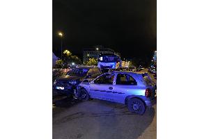 Der verunfallte Opel Corsa und die drei weiteren beschädigten Fahrzeuge.