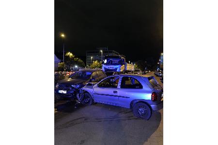 Der verunfallte Opel Corsa und die drei weiteren beschädigten Fahrzeuge.