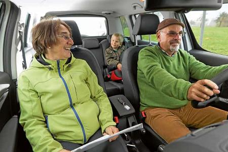 Im Zugwagen reisen Erwachsene und Kinder komfortabel.