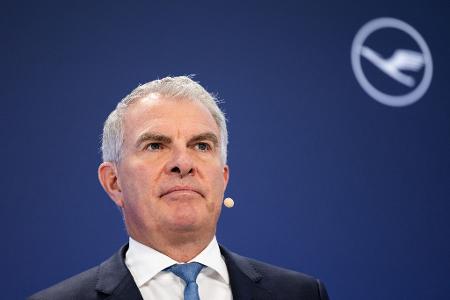 Carsten Spohr sieht den Gebrauch von E-Fuels in Autos kritisch. (Archivbild) 