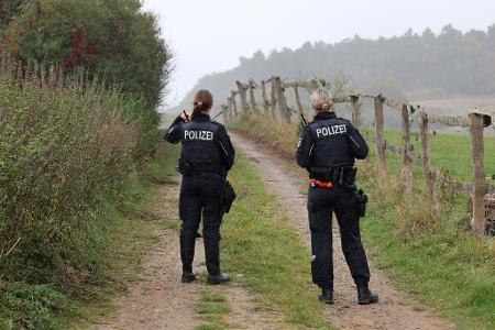 Nach langer Suche hat die Polizei bei Güstrow eine Kinderleiche gefunden.