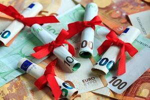 Geldscheine Euro Banknoten mit roter Schleife Förderung Prämie Geldgeschenk