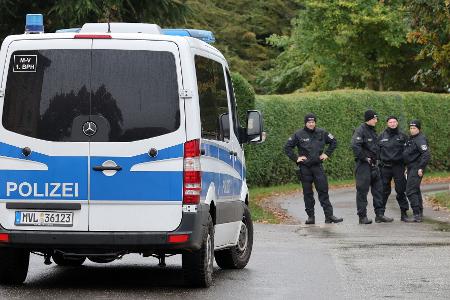 Tagelang hatten zahlreiche Einsatzkräfte fieberhaft nach dem achtjährigen Fabian gesucht. Tagelang hatten zahlreiche Einsatzkräfte fieberhaft nach dem achtjährigen Fabian gesucht.