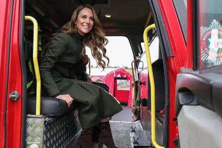 Kate trifft mit William junge Feuerwehrleute in Nordirland Kate trifft mit William junge Feuerwehrleute in Nordirland