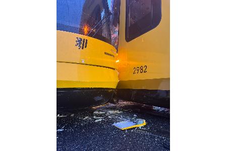 © Feuerwehr Dresden
Zwei Straßenbahnen sind zusammengestoßen. © Feuerwehr Dresden
Zwei Straßenbahnen sind zusammengestoßen.