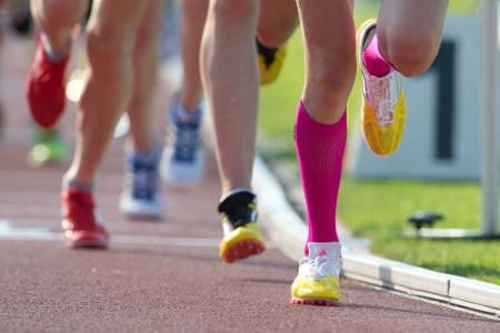 Mit Laufkompressionsstrümpfen können Jogger Muskelkrämpfen vorbeugen.