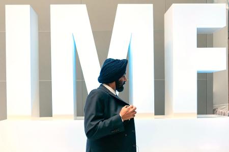 Ajay Banga, Präsident der Weltbank, verlässt den Saal, nachdem er auf einer Konferenz während der Jahrestagung von Weltbank und IWF im Hauptsitz des Internationalen Währungsfonds (IWF) in Washington gesprochen hat.