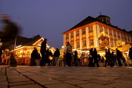 Das Winterdorf in der Bayreuther Fußgängerzone verbreitet schon ab Mitte Oktober weihnachtliche Stimmung. (Archivbild) Das Winterdorf in der Bayreuther Fußgängerzone verbreitet schon ab Mitte Oktober weihnachtliche Stimmung. (Archivbild)