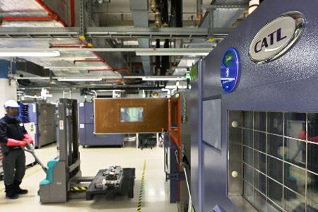 Batteriezellen werden beim Test in Arnstadt unterschiedlichen Umweltbedingungen ausgesetzt. 