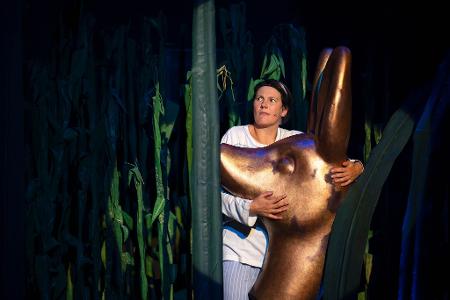 Lisa Guth agiert während der Fotoprobe am Theater Bremen für das Theaterstück "Der Zauberer von Öz - Eine Fußballtragödie". 