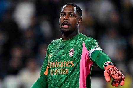 TOR: Mike Maignan (AC Milan) - Mit Jonas Urbig, Daniel Peretz (verliehen an den HSV) und Alexander Nübel (VfB Stuttgart) hat Bayern gleich drei mögliche Nachfolger für Manuel Neuer unter Vertrag. Als externe Lösung sollen Eberl und Co. laut 'Gazzetta dello Sport' Mike Maignan im Blick haben, dessen Vertrag im Sommer ausläuft. Laut 'Bild' werden die Bayern aber eher kein Budget für einen weiteren Torwart freigeben.