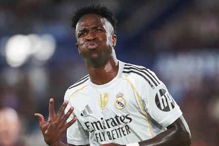 ANGRIFF: Vinicius Jr. (Real Madrid) - Noch hat Vinicius Jr. seinen 2027 auslaufenden Vertrag bei Real Madrid nicht verlängert. Sollte der 25-Jährige nicht verlängern wollen, würden die Spanier den Flügelspieler wohl verkaufen. Laut 'TBR Football' lassen sich mehrere Vereine, darunter auch der FC Bayern, über die aktuellsten Entwicklungen auf dem Laufenden halten. Ein Wechsel nach München erscheint aber äußerst unwahrscheinlich.