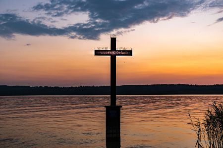 Gedenkkreuz für Ludwig II im Starnberger See